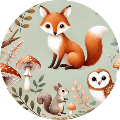 Fuchs mit Pilzen und kleinem Vogel auf Wiese – liebevolle Waldszene
